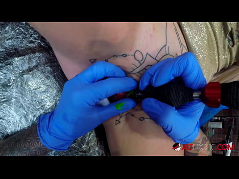 ❤️ E dashura jashtëzakonisht e bërë me tatuazhe, Sully Savage, bëri një tatuazh në klitorisin e saj ❤ Porno në pornografi sq.xxxner.ru ﹏
